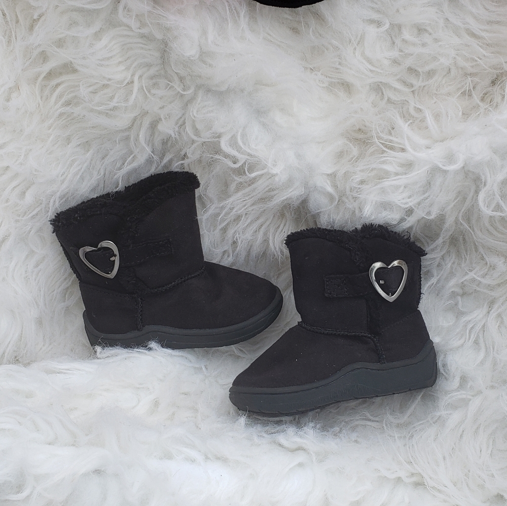 Baby boots with heart buckles